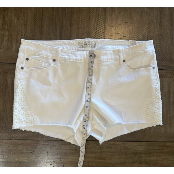 NWT Torrid Distressed White Denim Shorts W/ Crochet Lace Inset Sides Size 18 NEW - Picture 12 of 16